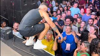 DANÇARINO SE JOGA DO PALCO E APRONTA ISSO 