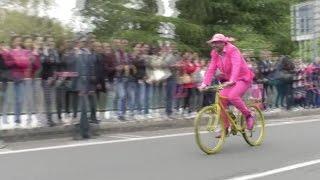 Giro d'Italia. A Nuoro un ragazzo in sella alla sua bici invade il percorso