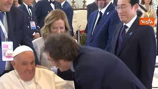 Papa Francesco arriva al G7 e il Presidente argentino Milei lo abbraccia