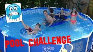 Pool Challenge Wie is er als eerste met zijn lichaam onder water? Moeder versus vader en kinderen versus elkaar?