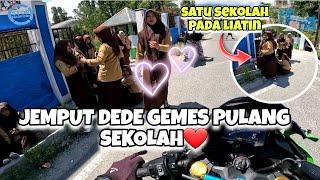 JEMPUT DEDE GEMES PULANG SEKOLAH PAKE ZX || SATU SEKOLAH PADA HEBOH || Indonesia Motovlog (100)