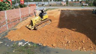 Bulldozer KOMATSU D31P Push Soil For Land Filling Up 5Tons Dump Truck Unloading!