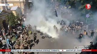 Шини, сльозогінний газ, каміння… "Нацкорпус" побився з поліцією біля Офісу президента. Деталі акції