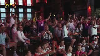 Fans feiern Achtelfinal-Sieg beim Fandom in der Metzinger Motorworld