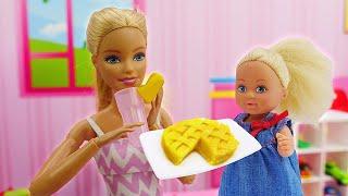 Evi cozinha um bolo de maçã do livro de receitas da Barbie! Novelinha de Barbie para meninas