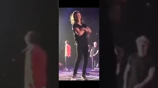 I present you harry Edward styles dancing