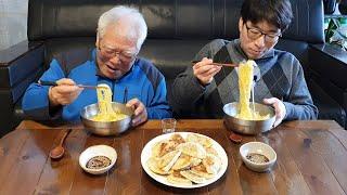 Eating cabbage water kimchi noodles and fried dumplings with my father~!