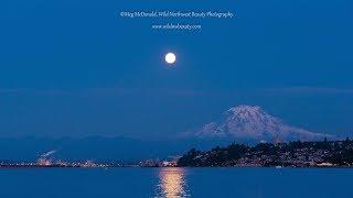 Moonrise over Tacoma and Mount Rainier (4K Time Lapse)