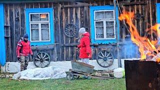 Жизнь в ГЛУХОЙ ДЕРЕВНЕ возле леса! Готовим на огне и ведем хозяйство!