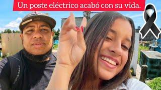 MIENTRAS SE TRANSPORTABAN EN SU MOTOCICLETA UN POSTE DEL TENDIDO ELÉCTRICO cayó sobr3 ella.