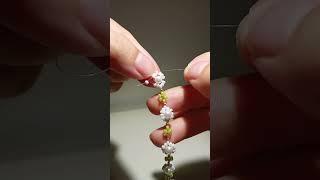 Pearl and daisy bracelet tutorial, easy to get this handmade bracelet #diybracelet #beadedbracelet