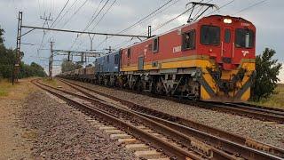 Transnet/Spoornet class 10E locomotives heading towards Heidelberg at Driemanskap station