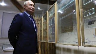 Путин ознакомился с уникальной коллекцией берестяных грамот в Торжке
