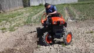 Mini tractor Kubota B7000. Giro de 180º!