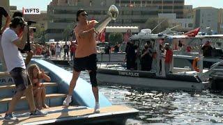 Tom Brady tosses Lombardi Trophy to Brate in another boat during Super Bowl boat parade | ABC7