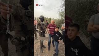 شاهد.. صحفي يوثق رفض طفل فلسطيني مُصافحة جندي من جيش الاحتلال الإسرائيلي