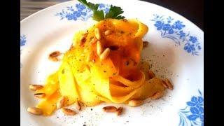 Pappardelle con zucca gialla e pinoli tostati