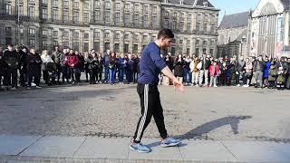 Bailarín callejero en Plaza Dam de Ámsterdam