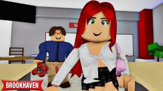 My TEACHER has a SECRET CRUSH on ME!! ROBLOX MOVIE (CoxoSparkle2)