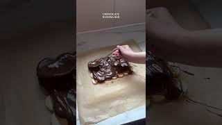 Omg ihr müsst das echt ausprobieren! So easy und lecker  Zutaten: Banane Erdnussbutter Schokolade