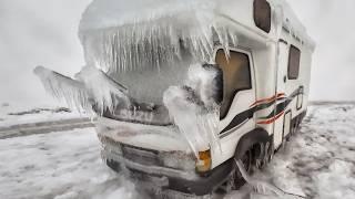 猛吹雪と氷嵐の中でのバンキャンプ