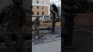 Памятник водопроводчику и старинное фотоателье в Перми.