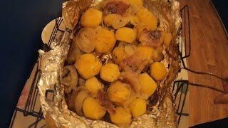 Запекаем картофель в фольге на костре в сметанном соусе