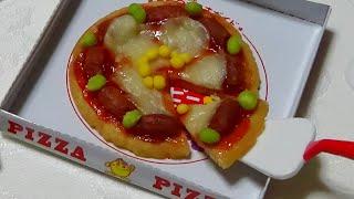 ピザ形のお菓子作成　Making pizza shaped snacks