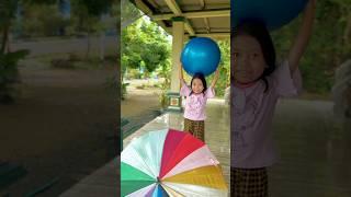 Di lempar balon besar si bocil sampai terjungkal #bocil #balon #komedi #lucu #shorts