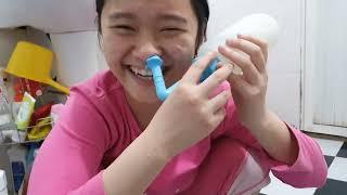 Gia Linh Gia Bảo bị sổ mũi chị Silent Sea giúp Gia Linh Gia Bảo rửa vệ sinh mũi họng