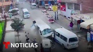 Impresionante choque de dos camionetas y un auto en Perú deja 21 heridos | Noticias Telemundo