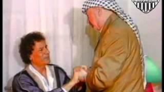 A moment of fraternal between Muammar Gaddafi and Yasser Arafat in 1998