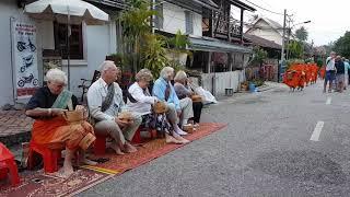 Oferendas para os monges em Luang Prabang, Laos