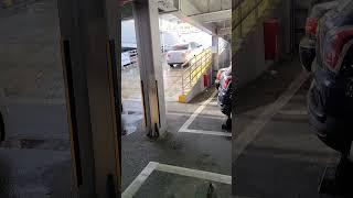 오르막길에 멈췄다가 갈때, 차가 미끄러지자 sm5운전자가 사용한 스킬 #shorts