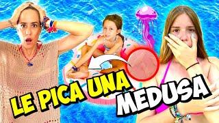 ME PICA UNA MEDUSA EN LA PLAYA! BROMA PESADA A DANIELA GO