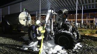 Traktor brennt auf Bauernhof - Feuerwehr verhindert Großbrand