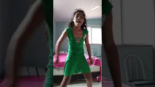 Dançando a música HAVENANA (Bff girl)