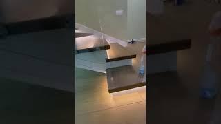 Монтаж лестницы со стеклом