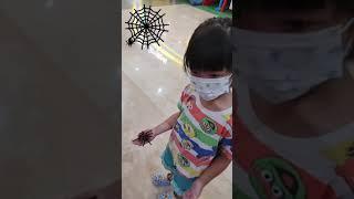 Fiona Coba Pegang Laba laba Tarantula