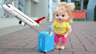 La Muñeca Baby Alive Sara en español viaja en Avión para Buscar a su Mami!!! TotoyKids
