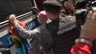 Russlands Polizei greift bei Gay Parade ein