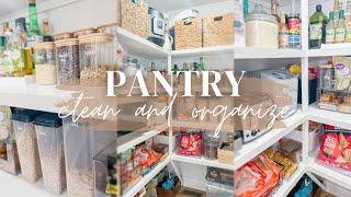 PANTRY CLEAN & ORGANIZE // 52 WEEKS OF WHOLE HOUSE ORGANIZATION #1 // CHARLOTTE GROVE FARMHOUSE