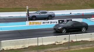 Dodge Challenger SRT 392 VS C7 Corvette