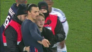 Här ger Zlatan sin tröja till en inrusande supporter - TV4 Sport