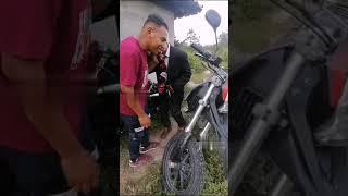 vendiendo la moto a Donal trund