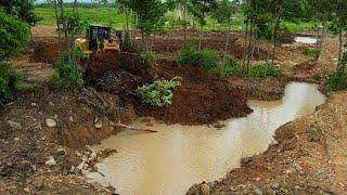 New Project , Big Bulldozer CAT D6R2 Use Powerful Pushing Claring The Soil Into Water Fast-Acting