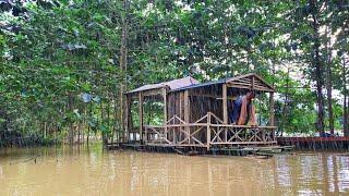 Camping hujan deras - Membangun rumah terapung dari bambu di sungai besar