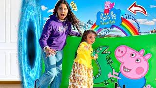 SARAH e ELOAH em uma HISTÓRIA ENGRAÇADA do PORTAL MÁGICO da diversão no parque da PEPPA PIG e DISNEY