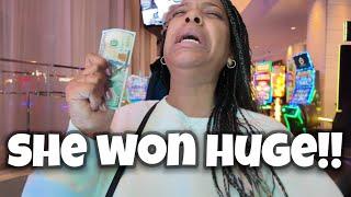 She Put $100 In This Slot Machine And Won Huge!!