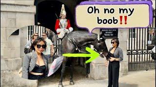 Unbelievable Tourist, the horse Lick her boobs (ops)
